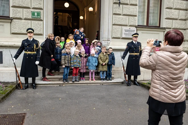 Že zjutraj so urade in dvorane predsednika zasedli najmlajši. FOTO: Črt Piksi
