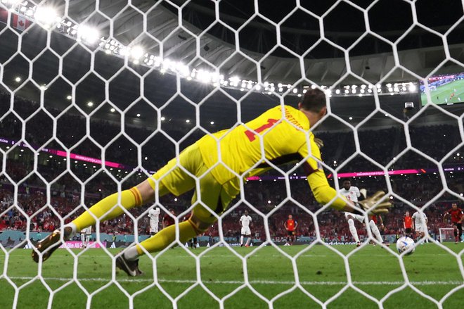 Thibaut Courtois je »prebral« Alphonsa Daviesa, branilec münchenskega Bayerna nato v mrežo ni uspel pospraviti niti odbitka. FOTO: Jack Guez/AFP
