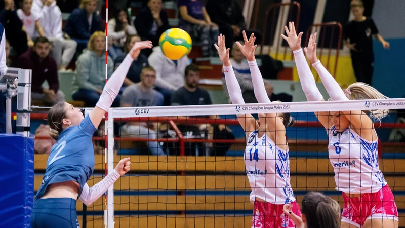 Fotografija: Prizor s prve tekme v Kamniku, kjer so Španke slavile s 3:2 v nizih. FOTO: Calcit Volley