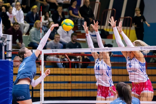 Prizor s prve tekme v Kamniku, kjer so Španke slavile s 3:2 v nizih. FOTO:&nbsp;Calcit Volley
