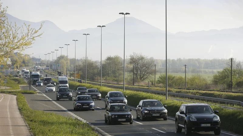 Fotografija: V Trzin se dnevno vozi 6.000 dleavcev in poslovnežev Foto: Vidic Leon