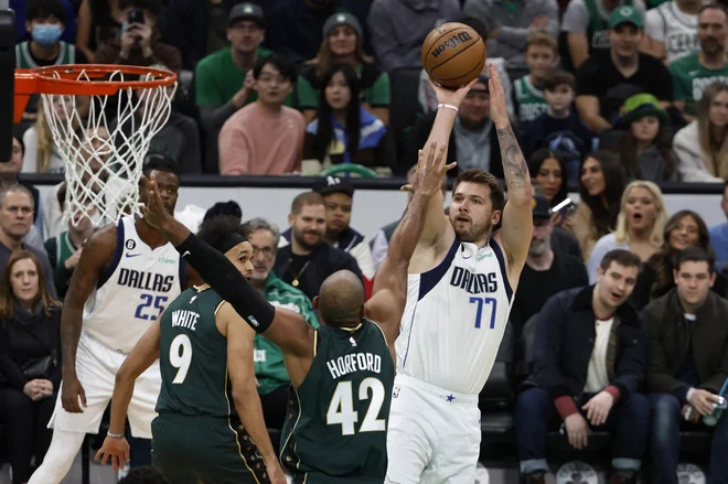 Dallas le na pogon Luke Dončića (desno) še ni kos najboljšim v prvem delu sezone. Teksašani so bili nemočni proti vodilnemu moštvu lige NBA Bostonu. FOTO: Winslow Townson/AFP
