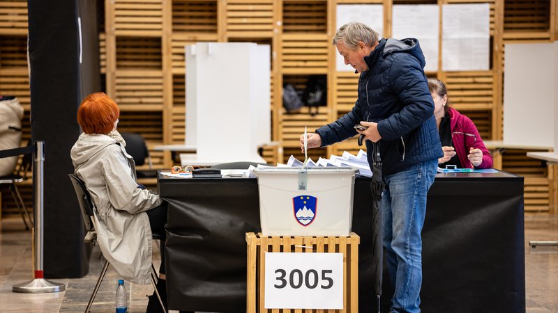 Fotografija: Včeraj je na predčasnem glasovanju glasovalo 28.016 volivk in volivcev. FOTO: Črt Piksi/Delo
