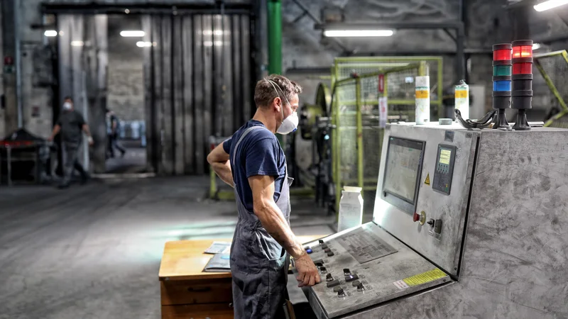 Fotografija: V sodobni, informacijsko podprti proizvodnji se uveljavlja tudi industrijski internet stvari. FOTO: Blaž Samec
