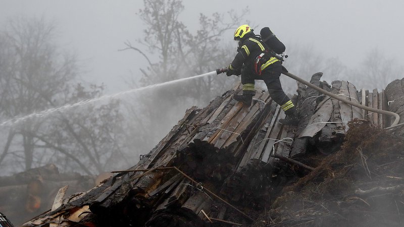 Fotografija: Požar v Zalogu je sicer pod nadzorom, vendar bo še nekaj časa trajalo, da ga bodo pogasili. FOTO: Leon Vidic/Delo
