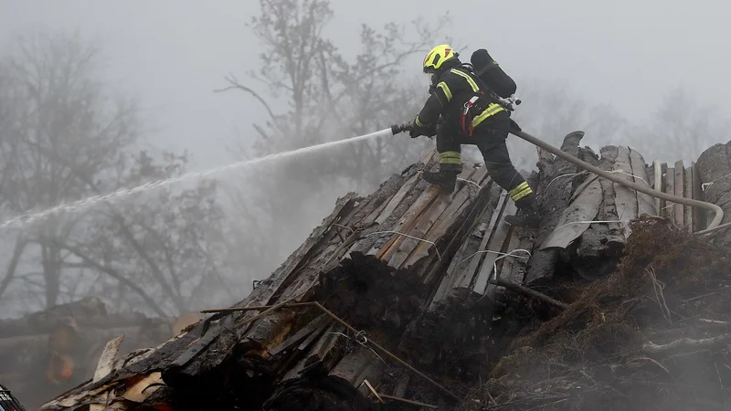 Fotografija: Požar v Zalogu je sicer pod nadzorom, vendar bo še nekaj časa trajalo, da ga bodo pogasili. FOTO: Leon Vidic/Delo