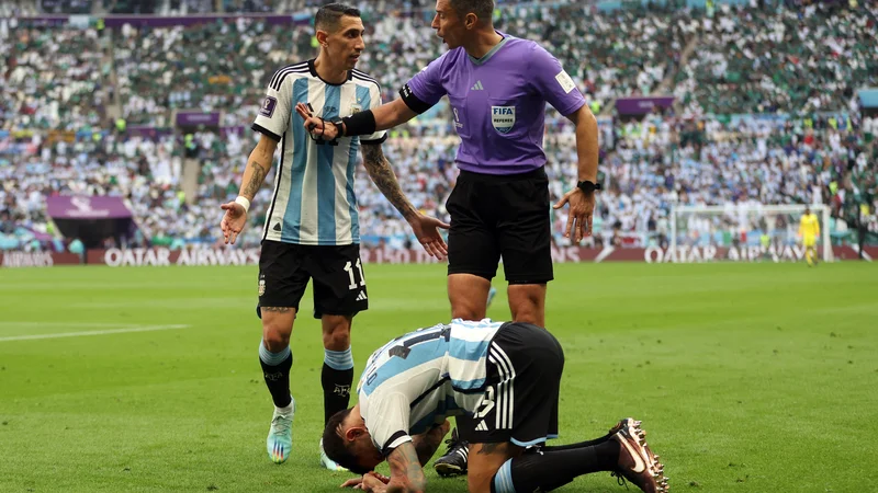 Fotografija: Slavko Vinčić na tekmi med Argentino in Savdsko Arabijo ni priznal treh golov južnoameriškemu moštvu. FOTO: Carl Recine/Reuters