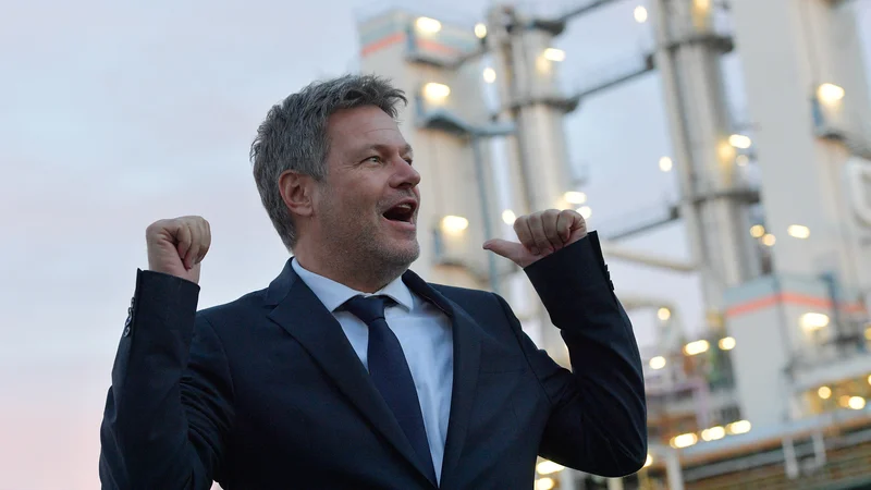 Fotografija: Minister za gospodarstvo in podnebne politike med obiskom kemične tovrane Wacker v kraju Nuenchritz. Nemška kemična industrija je zaradi visokih cen plina v velikih težavah. FOTO: Matthias Rietschel/REUTERS