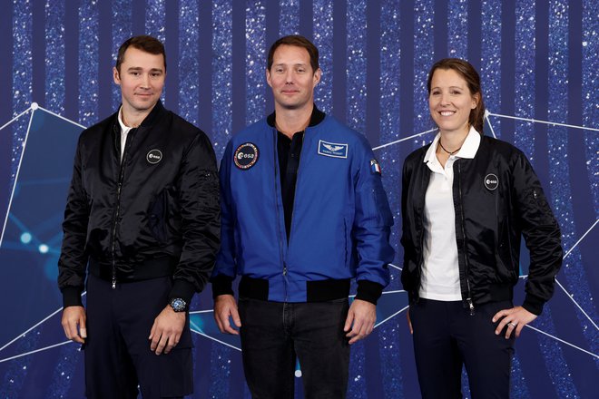 Sophie Adenot in Arnaud Prost (rezervni astronavt) ter aktualni francoski astronavt Thomas Pesquet. FOTO: Benoit Tessier/Reuters
