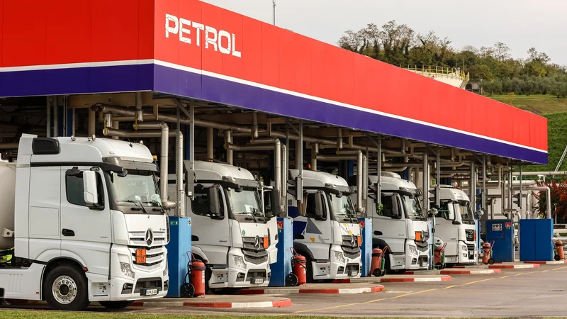 Fotografija: Omejitev cen pogonskih goriv je močno zmanjšala dobiček Petrola FOTO: Črt Piksi