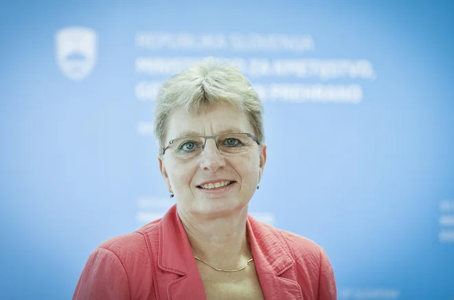 Da ne bi kmetje zmanjševali števila živali v hlevih, bodo dobili pomoč zaradi izpada krme, je povedala ministrica za kmetijstvo Irena Šinko FOTO: Jože Suhadolnik/Delo
