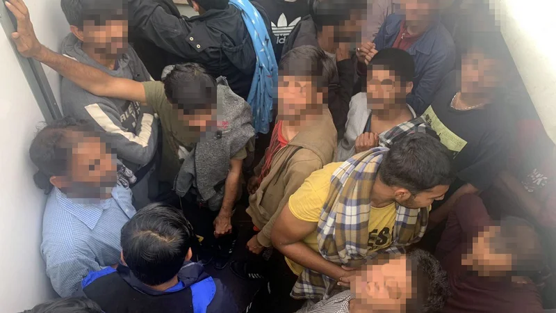 Fotografija: Prevažal jih je v nečloveških razmerah, so sporočili policisti. FOTO: PU Ljubljana