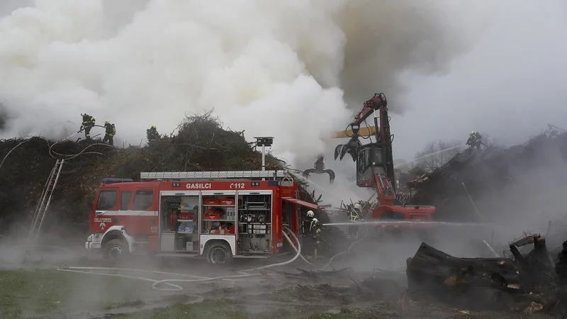 Fotografija: Gasilci so požar hitro spravili pod nadzor, vendar se je s tem gašenje šele začelo. Foto Leon Vidic