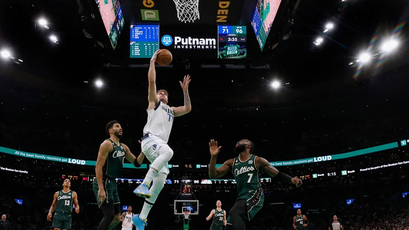 Fotografija: Luka Dončić je v Bostonu zaman poskušal prekositi Jaylena Browna (7) in Jaysona Tatuma (levo ob Ljubljančanu). FOTO: Winslow Townson/AFP
