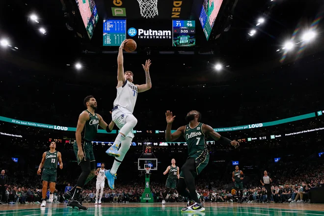 Luka Dončić je v Bostonu zaman poskušal prekositi Jaylena Browna (7) in Jaysona Tatuma (levo ob Ljubljančanu). FOTO: Winslow Townson/AFP

