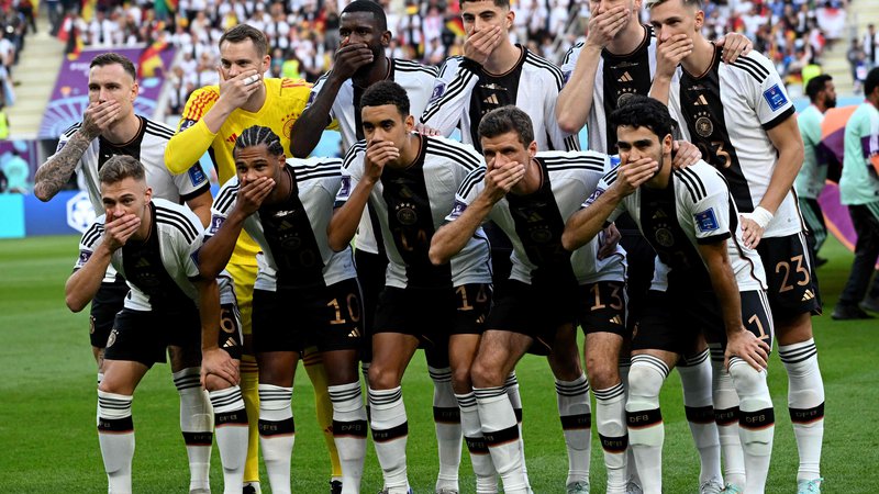 Fotografija: Nemški nogometaši so izrazili nasprotovanje Fifi. FOTO: Ina Fassbender/AFP
