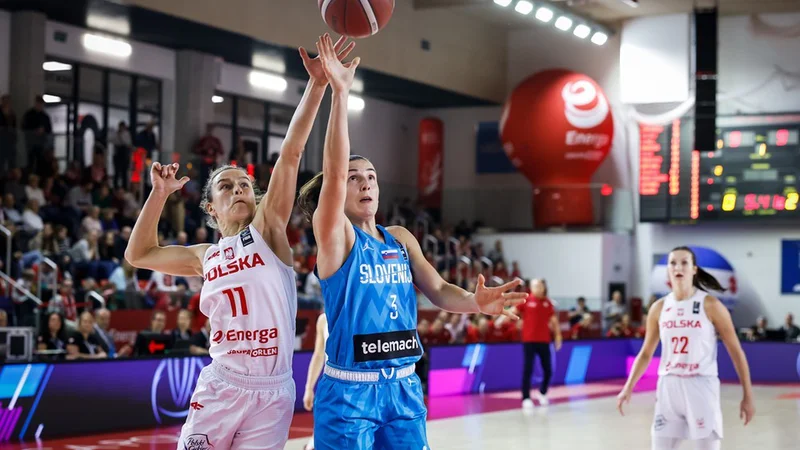 Fotografija: Teja Oblak (desno) je bila med najboljšimi v slovenski reprezentanci. FOTO: FIBA
