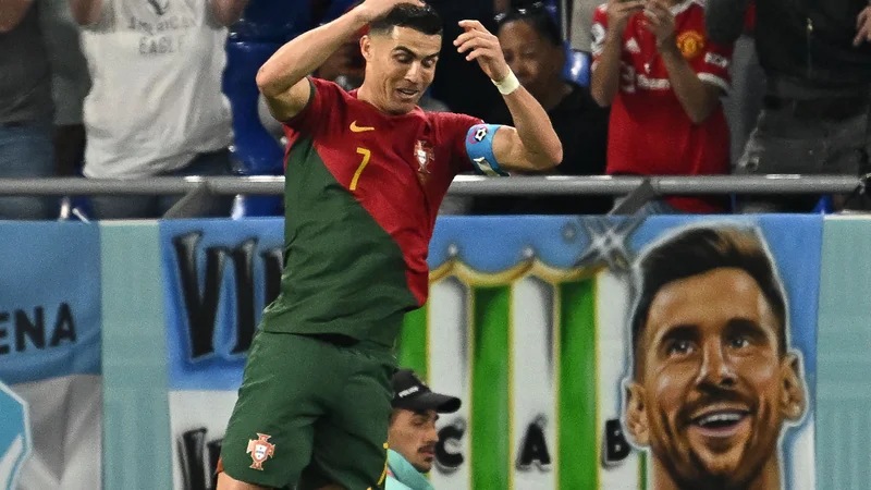 Fotografija: Cristiano Ronaldo se je takole pred »očmi« Lionela Messija veselil gola. FOTO: Manan Vatsyayana/AFP
