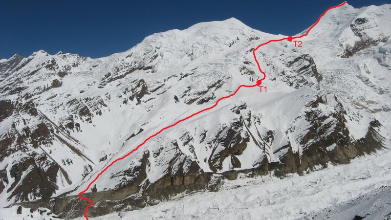 Fotografija: Vrisana smer vzpona in smučarskega spusta
s 7126 metrov visokega Himlunga. FOTO: Viki Grošelj
