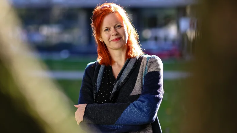 Fotografija: »Nisem ne Duvalova, ki piše, ne Baudelaire, ki piše. Sem pisateljica, ki je spisala 420-stranski roman,« pravi Gabriela Babnik. FOTO: Črt Piksi