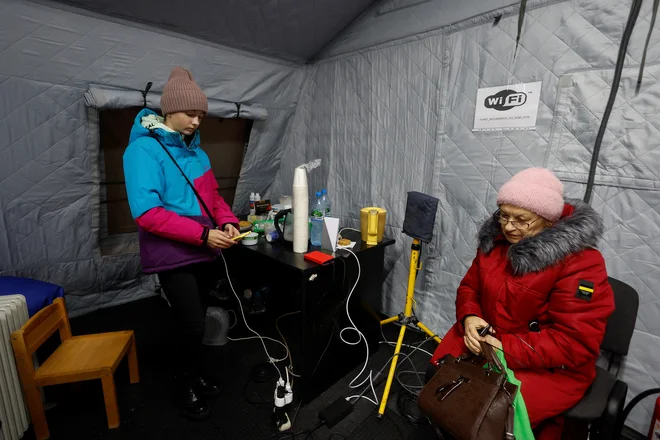 Več delov Kijeva je bilo po napadu v sredo brez ogrevanja, interneta in mobilnega telefonskega omrežja. FOTO: Valentyn Ogirenko/Reuters
