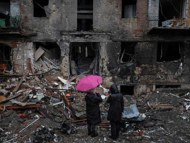 Ruski napadi puščajo za seboj razdejanje in obupane prebivalce brez vode, elektrike, ogrevanja. FOTO: Gleb Garanich/Reuters
