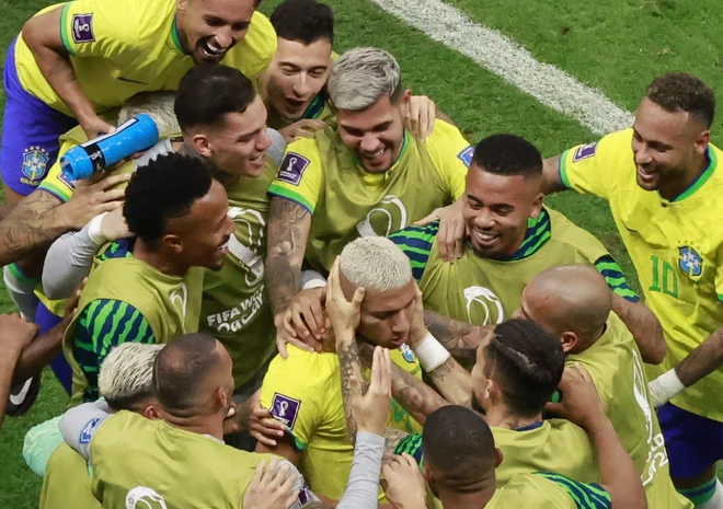 Brazilci in strelec golov proti Srbiji Richarlison (v sredni) so prepričljivo odprli svetovno prvenstvo. FOTO: Peter Cziborra/Reuters
