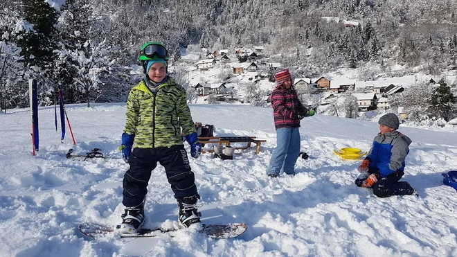 Bordanje v Podblici, pod budnim očesom učiteljice, ki je tudi učiteljica smučanja. FOTO: osebni arhiv

