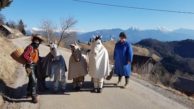 Vsako leto se odločijo za skupinsko masko in gredo naokoli. Seveda nikoli ne manjata zraven ne učiteljica Katja ne kuharica Zinka. FOTO: osebni arhiv
