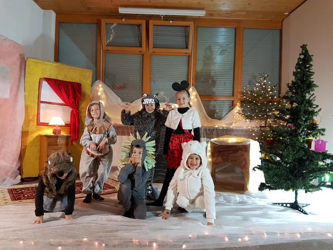 Vsako leto pripravijo vsaj tri celovečerne prireditve. Prav zdaj pripravljajo predstavo, ki jo bodo za Božička pripravili za otroke v krajevni skupnosti. FOTO: osebni arhiv
