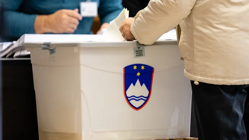 Fotografija: Okrajne volilne komisije a zdaj sporočajo zgolj podatke o volilni udeležbi na referendumu o noveli zakona o vladi. FOTO: Črt Piksi/Delo