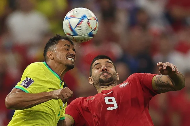 Aleksandar Mitrović (desno)&nbsp;je začel tekmo, čeprav še ni povsem nared. FOTO: Adrian Dennis/AFP

