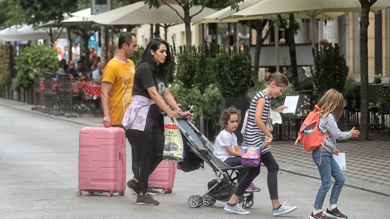 Fotografija: Tujih gostov je bilo dvakrat več kot domačih. FOTO: Blaž Samec/Delo
