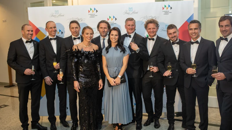 Fotografija: V dvorani so skrbno načrtovano prireditev spremljali imenitni gosti, zanimivi gostje so se zvrstili tudi na odru, med njimi ob Tini Maze stoji odlična avstrijska smučarka Anna Veith. FOTO VORANC VOGEL/DELO