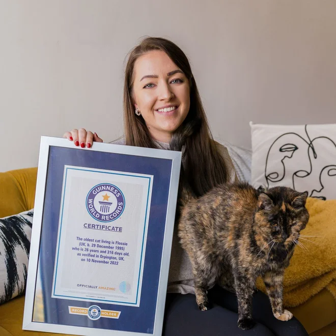 &raquo;Že takoj sem vedela, da je Flossie posebna mačka, vendar si nisem predstavljala, da bom svoj dom delila s svetovno rekorderko,&laquo; je za britanski BBC povedala njena lastnica Vicki Green. FOTO Cats Protection /Guiness World Record
