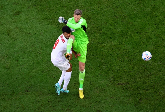 Valižanski vratar Wayne Hennessey je zaradi prekrška nad Mehdijem Taremijem prejel rdeči karton. FOTO: Fabrizio Bensch/Reuters

