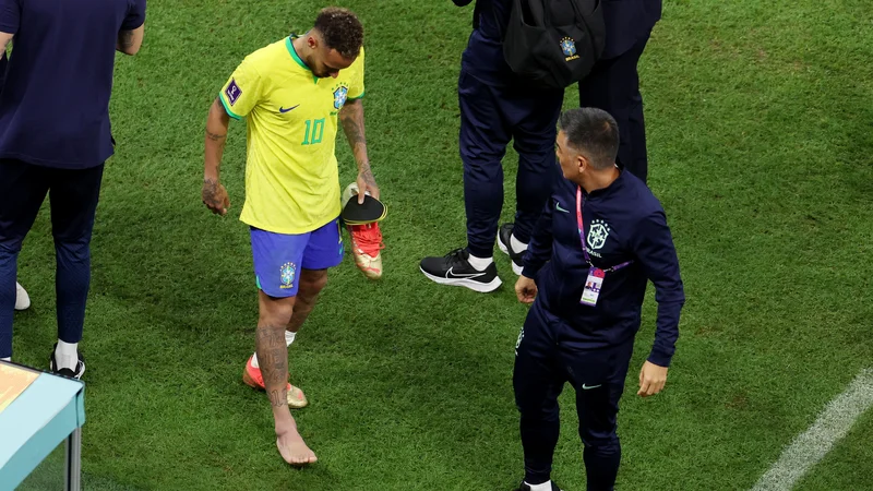 Neymar je odšepal s travnate površine. FOTO: Molly Darlington/Reuters
