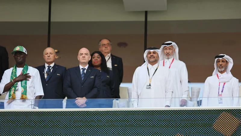 Fotografija: Gianni Infantino (tretji z leve9 med tekmo Senegala in Katarja. FOTO: Karim Jaafar/AFP
