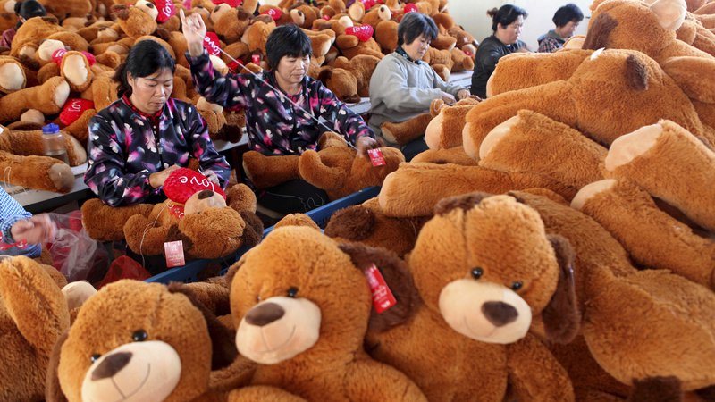 Fotografija: Za vsemi plišastimi medvedki, avtomobilčki na baterije in plastičnimi punčkami z ljubkimi imeni se skriva kakšna resna zgodba. FOTO: China Daily/Reuters
