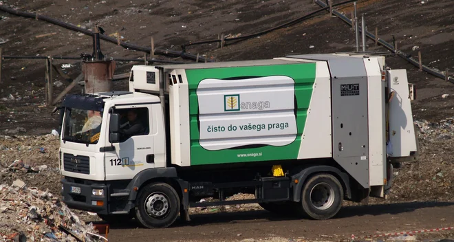 V vsakem smetarskem vozilu so tudi odpadki, ki končajo v sežigalnicah. FOTO: Slopak
