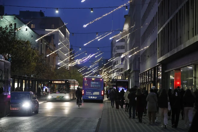 Slovenska cesta je v prazničnih strelicah.

Fotografije Leon Vidic
