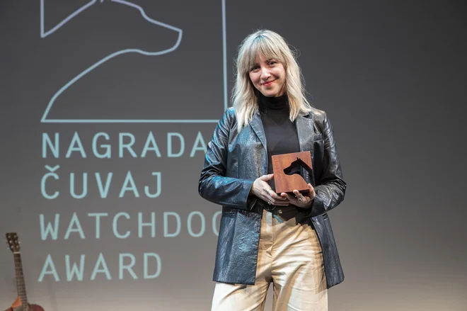 Novinarka kulturne redakcije Dela Pia Prezelj je prejela novinarsko nagrado čuvaj. FOTO: Leon Vidic/Delo
