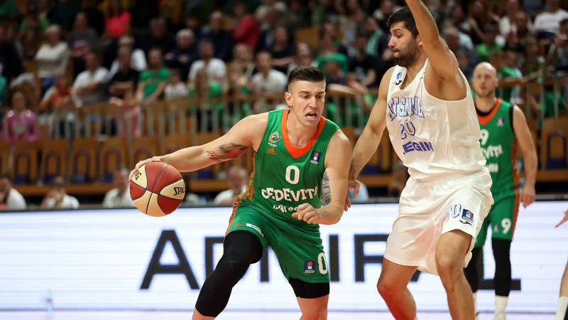 Fotografija: Matic Rebec vsak mesec sklene novo pogodbo kot začasna rešitev, sicer bi Jurici Golemcu zmanjkalo košarkarjev. FOTO: Cedevita Olimpija