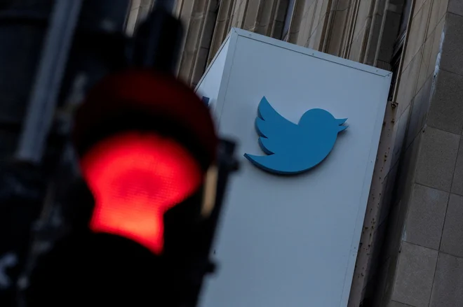V Gibanju Svoboda so izpostavili, da lahko glede na ravnanja in napovedi Elona Muska oziroma vodstva Twitterja pričakujejo, da bodo nedostojni komunikaciji in sovražnemu govoru še dodatno odprli vrata. FOTO: Carlos Barria/Reuters