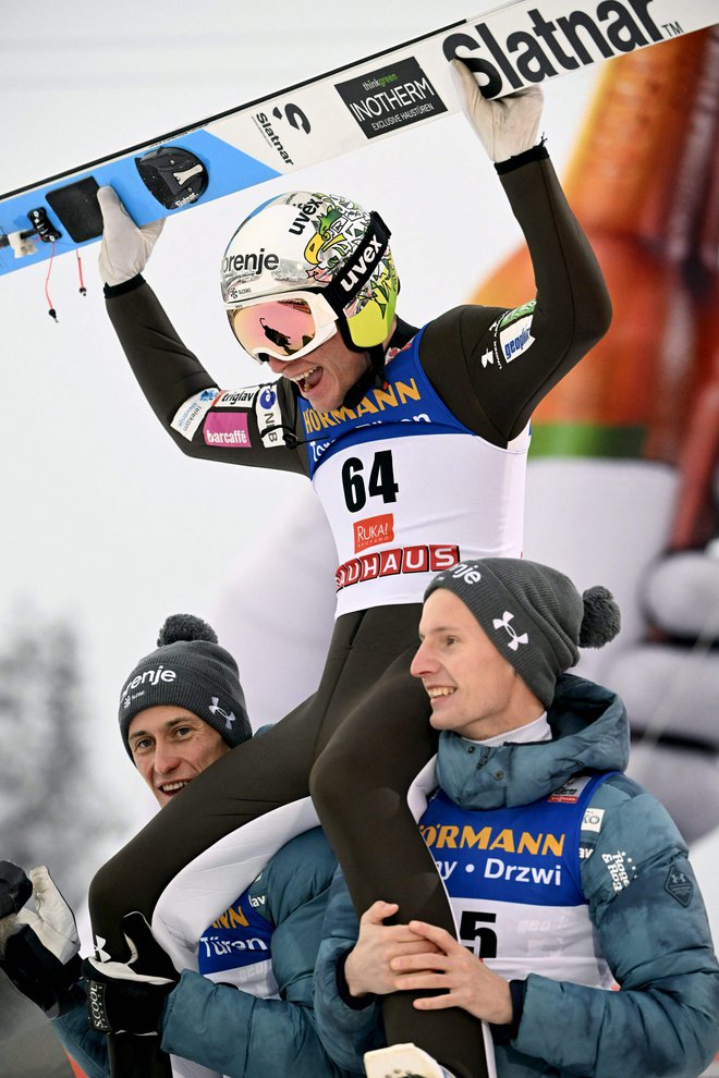 Laniška sta Peter Prevc in Lovro Kos dvignila na rami. FOTO: Markku Ulander/AFP
