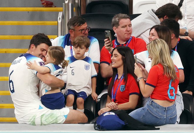 Branilec Harry Maguire z družino po tekmi. FOTO: Paul Childs/Reuters

