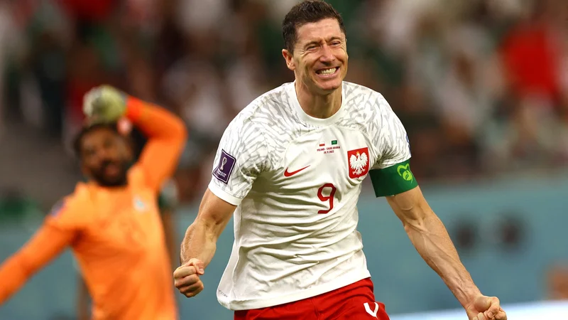 Fotografija: Robert Lewandowski je izkoristil veliko napako savdskega branilca in zadel za končnih 2:0. FOTO: Kai Pfaffenbach/Reuters