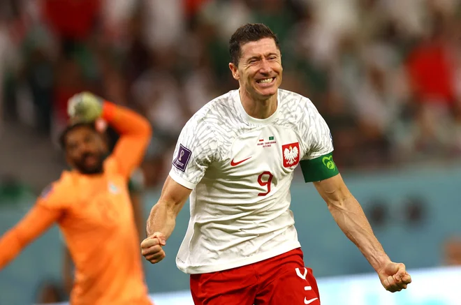 Robert Lewandowski je izkoristil veliko napako savdskega branilca in zadel za končnih 2:0. FOTO: Kai Pfaffenbach/Reuters
