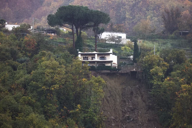 Eden od plazov na otoku Ischia. FOTO: Ciro De Luca/Reuters
