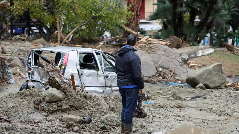 Fotografija: Velika količina blata, vode in naplavin je zajela več deset objekov ter odnašala avtomobile. FOTO: Ciro De Luca/Reuters